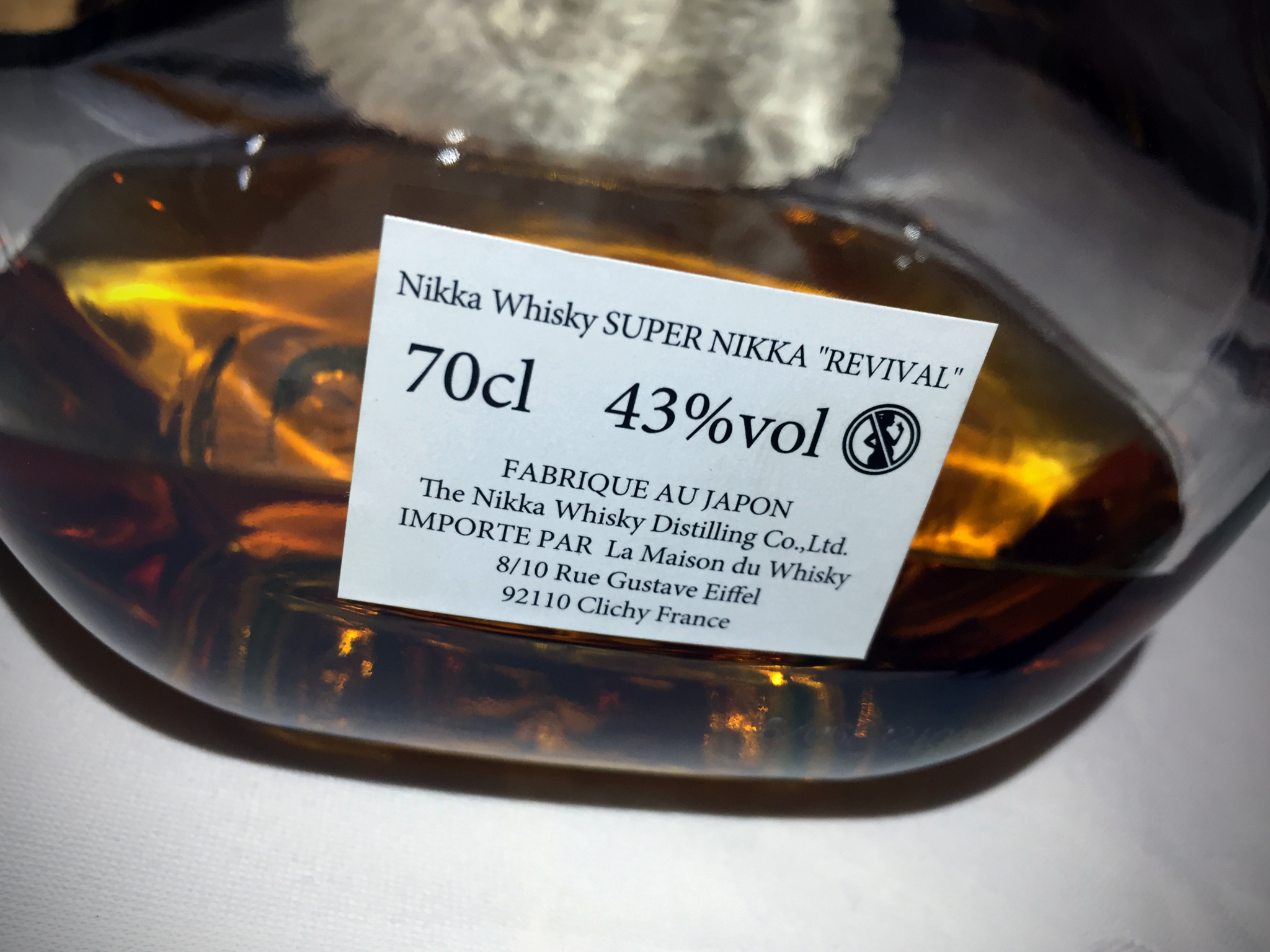 Etikett auf der Flaschenrückseite des Nikka Super Revival während des Whisky-Tastings zur Sonderausstellung "Oishii! Lecker Essen" im Linden-Museum Stuttgart am 10. Februar 2017.